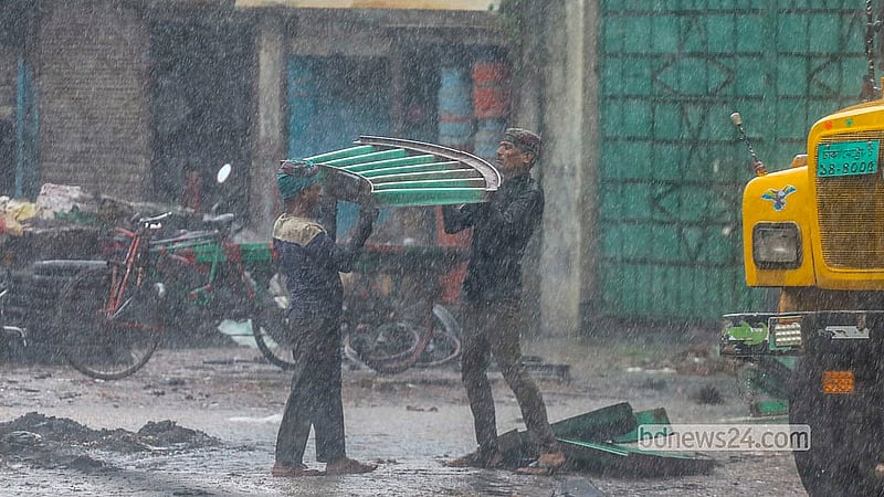 বৃষ্টির মধ্যে ভোগান্তিতে পড়েন খেটে খাওয়া মানুষেরা। বৃহস্পতিবার রাজধানীর শ্যামপুর এলাকা থেকে তোলা