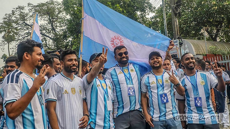 আর্জেন্টিনা ফুটবল দলকে সমর্থন জানিয়ে ঢাকায় শোভাযাত্রা বের করেন সমর্থকরা। শোভাযাত্রায় কেউ আসেন জার্সি পরে, কেউ আসেন ব্যানার-পতাকা হাতে
