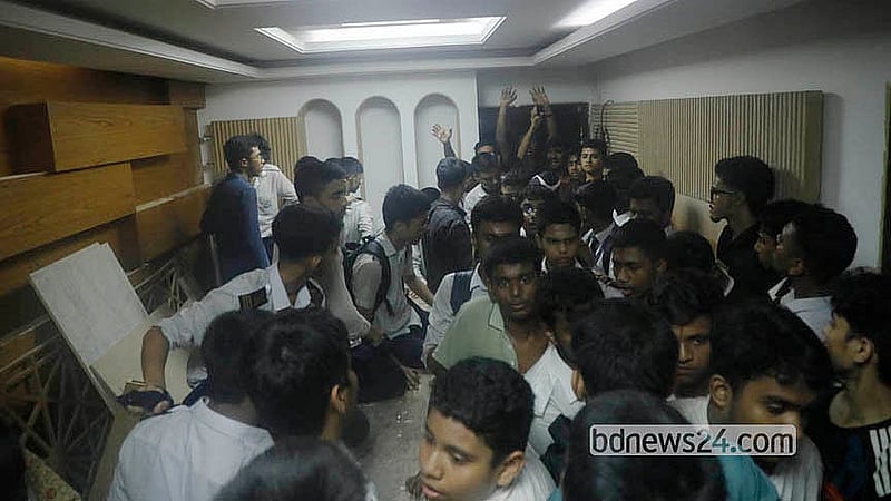 দশম শ্রেণির এক ছাত্রী ‘আত্মহত্যা’ করায় রাজধানীর দনিয়া ব্রাইট স্কুলের প্রতিষ্ঠাতা চেয়ারম্যান মাসুদ হাসান লিটন ও অধ্যক্ষ মো. মাইদুর রহমান জেম এর বিচারের দাবিতে তাদের ক্যাম্পাসে অবরুদ্ধ করে রাখেন শিক্ষার্থীরা