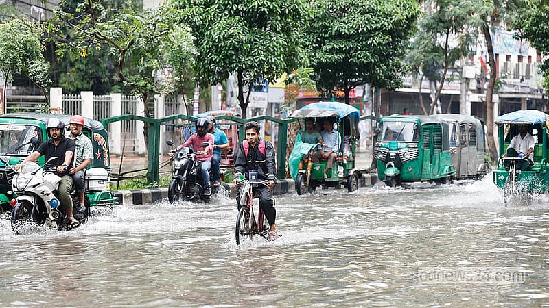 ঢাকায় গেল মঙ্গলবার থেকে শুরু হওয়া টানা বৃষ্টিতে নয়া পল্টনের সড়ক ডুবে গেছে। সড়কটি ঠিকঠাক দেখা না যাওয়ায় ঝুঁকি নিয়েই চলছে যানবাহন