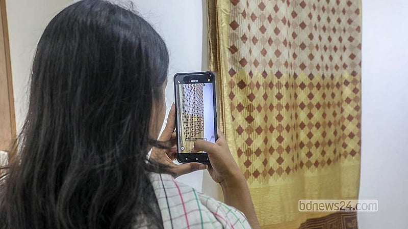 শীতলপাটির প্রদর্শনী দেখতে পণ্যর সঙ্গে