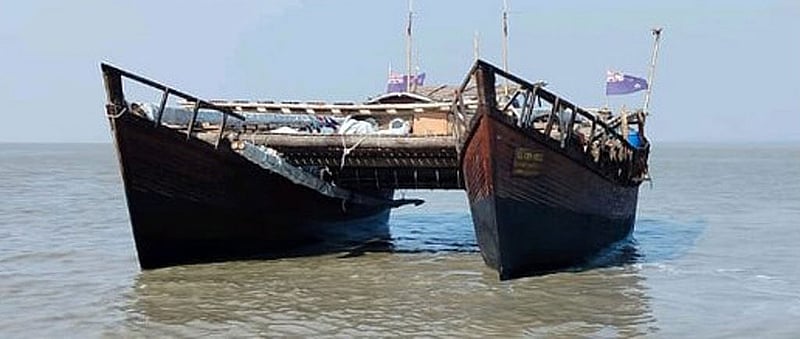 নিজেদের তৈরি এই জোড়া নৌকায় করে সাগরে ঘুরছিল পরিবারটি। 