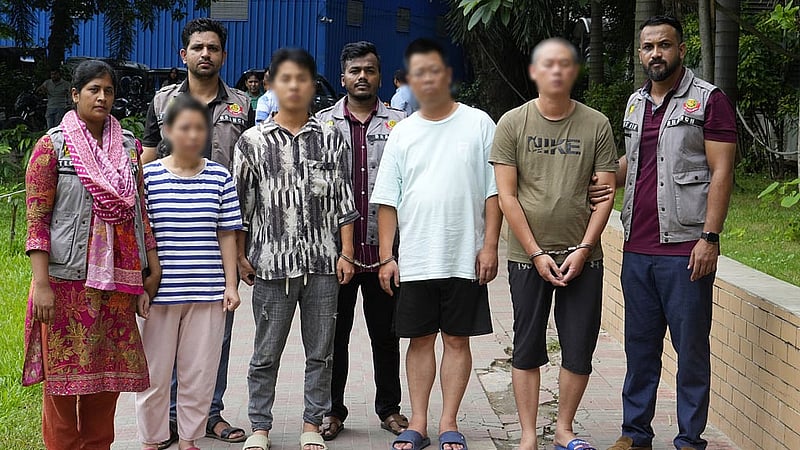 ডিবি পুলিশের হাতে গ্রেপ্তার চারজন। 