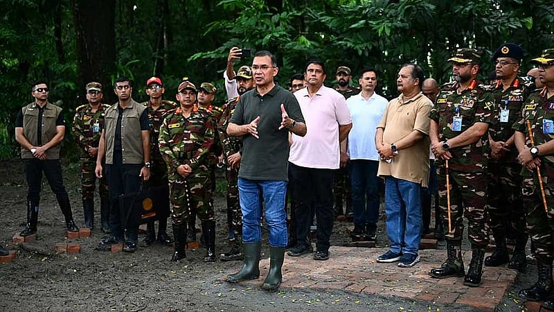 প্রধানমন্ত্রী তারেক রহমান সোমবার বরিশালের বাবুগঞ্জে বাংলাদেশ সেনাবাহিনীর গ্রীষ্মকালীন প্রশিক্ষণ মহড়া পরিদর্শনে গিয়ে অ্যান্টি-ড্রোন ব্যবস্থা দেখেন। ছবি: পিএমও