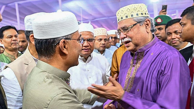 জাতীয় ঈদগাহে বৃহস্পতিবার ঈদুল আজহার নামাজ শেষে কুশল বিনিময় করেন রাষ্ট্রপতি মো. সাহাবুদ্দিন ও প্রধানমন্ত্রী তারেক রহমান