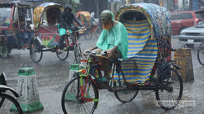 ঢাকার রামপুরা এলাকায় মঙ্গলবার দুপুরে মুষলধারার বৃষ্টির মধ্যে পলিথিন মুড়িয়ে চলছেন এক রিকশাচালক
