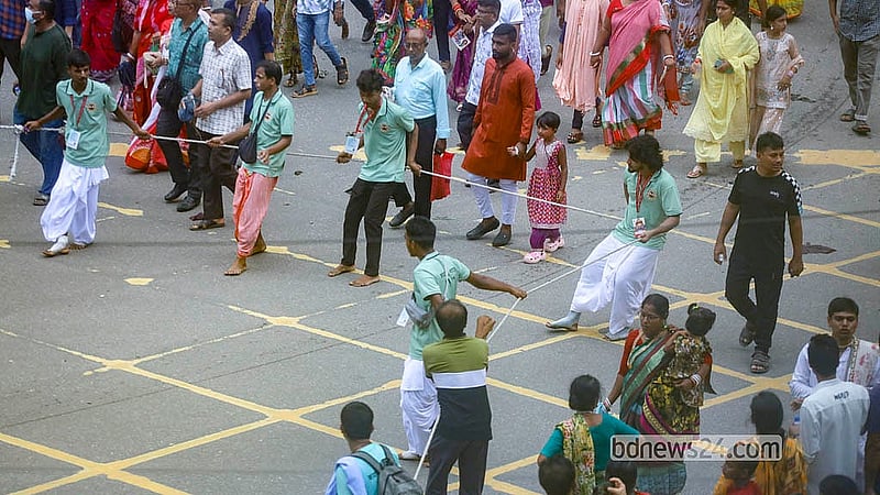 ঢাকেশ্বরী জাতীয় মন্দির থেকে ভক্তরা দড়ি টেনে রথযাত্রায় অংশ নেন