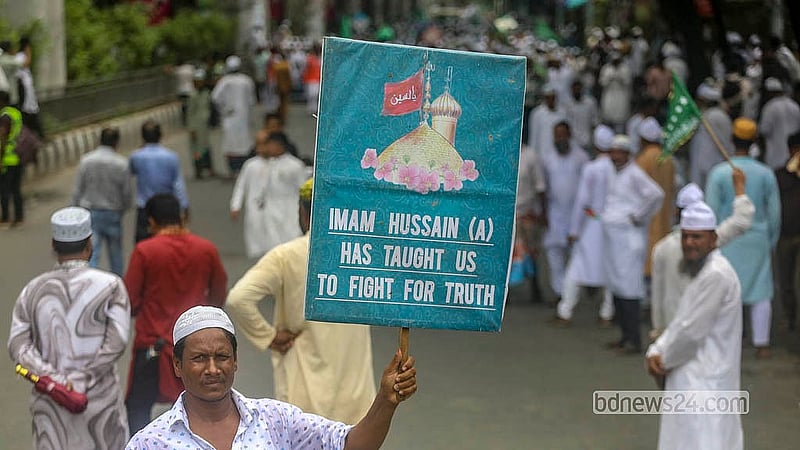 ঈদে মিলাদুন্নবী উপলক্ষে বুধবার ঢাকায় কালেমাখচিত পতাকা, প্ল্যাকার্ড ও ফেস্টুন নিয়ে ‘জশনে জুলুসে’ অংশ নেন আঞ্জুমানে রহমানিয়া মইনীয়া মাইজভাণ্ডারীয়ার অনুসারীরা