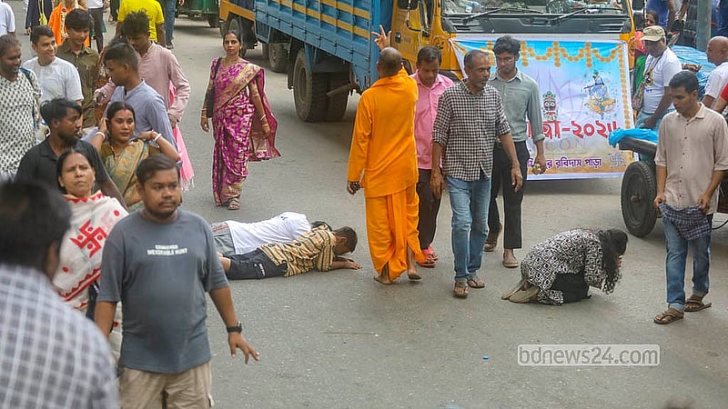 সনাতন ধর্মাবলম্বীদের শ্রী শ্রী জগন্নাথ দেবের রথযাত্রার সময়ে সড়কে মাথা ঠেকিয়ে অনেককেই আশীর্বাদ নিতে দেখা যায়