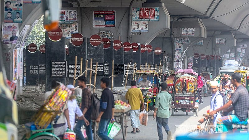 জুলাই অভ্যুত্থানে নিহতদের স্মরণে ঢাকার যাত্রাবাড়ী এলাকায় মেয়র হানিফ ফ্লাইওভারের নিচের সড়ক বিভাজকে নির্মাণ করা হয়েছে ‘জুলাই স্মৃতিচিহ্ন’