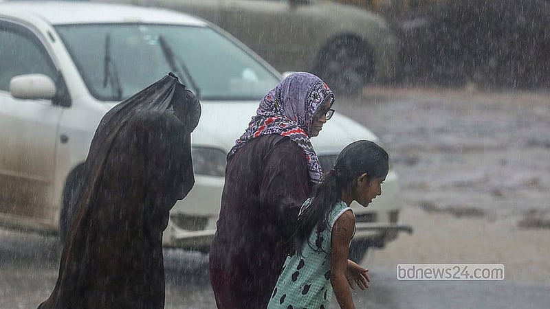 রাজধানীতে বৃহস্পতিবার দুপুরের বৃষ্টিতে ভোগান্তিতে পড়ে মানুষ