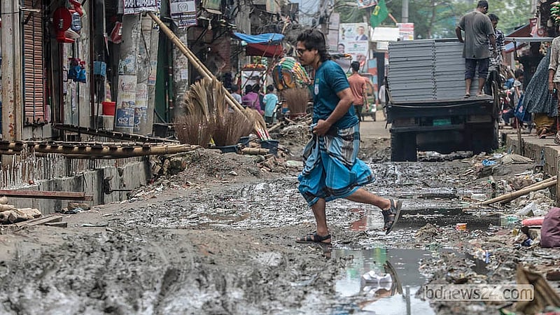 রাজধানীর শ্যামপুর উত্তর জুরাইন পাইপ রাস্তায় সড়ক ও ড্রেনের সংস্কার কাজ দীর্ঘদিন ধরে চলায় দুর্ভোগে রয়েছেন স্থানীয়রা