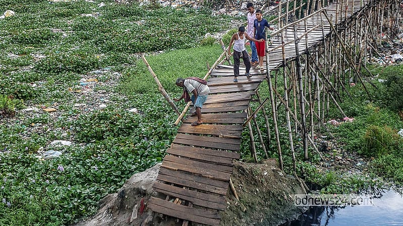 রাজধানীর কামরাঙ্গীরচরের রসুলপুর এলাকায় আদি বুড়িগঙ্গা চ্যানেলের ওপর ভাঙা সাঁকোটি বৃষ্টি হলে আরও ঝুঁকিপূর্ণ হয়ে পড়ে