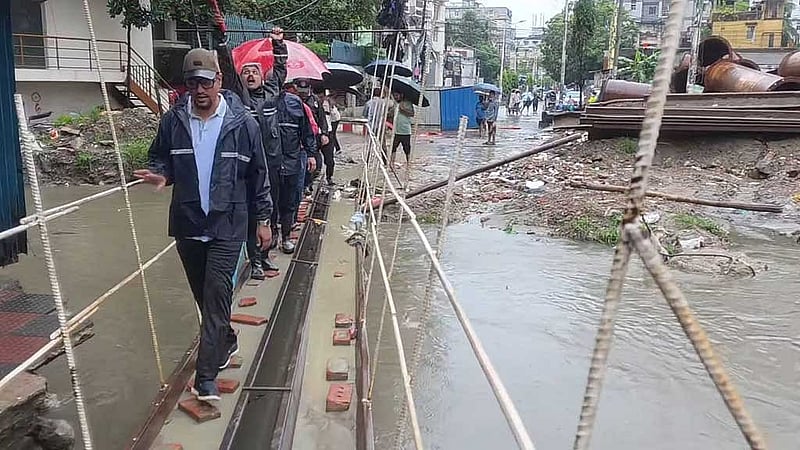 বৃষ্টির মধ্যেই মঙ্গলবার জলাবদ্ধতা পরিস্থিতি পর্যবেক্ষণ ও প্রয়োজনীয় ব্যবস্থা নিতে নগরীর বিভিন্ন এলাকা পরিদর্শন করেন সিটি মেয়র শাহাদাত হোসেন। 