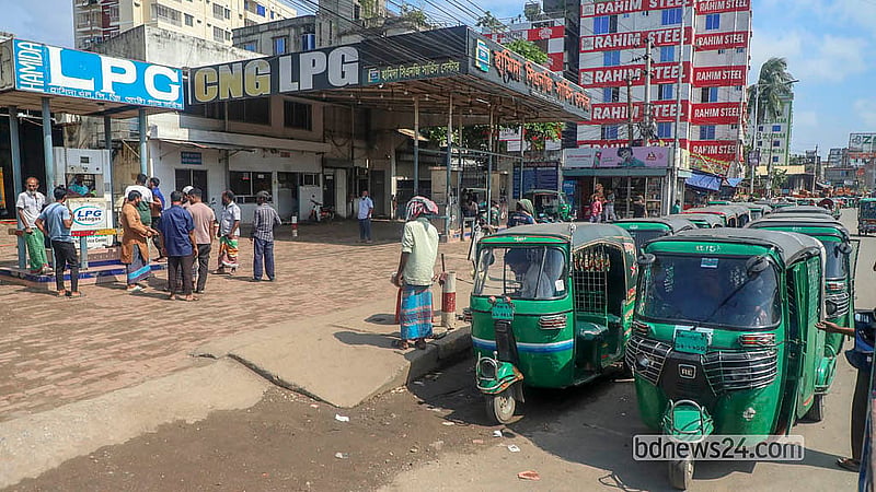 রাজধানীর দোলাইরপাড় এলাকার একটি সিএনজি পাম্পের বাইরে যানবাহনের দীর্ঘ সারি