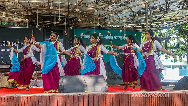 বাংলা একাডেমির নজরুল মঞ্চে সোমবার উদীচী শিল্পীগোষ্ঠীর বর্ষা উৎসবে দলীয় নৃত্য পরিবেশন করেন ‘স্পন্দন’ এর শিল্পীরা