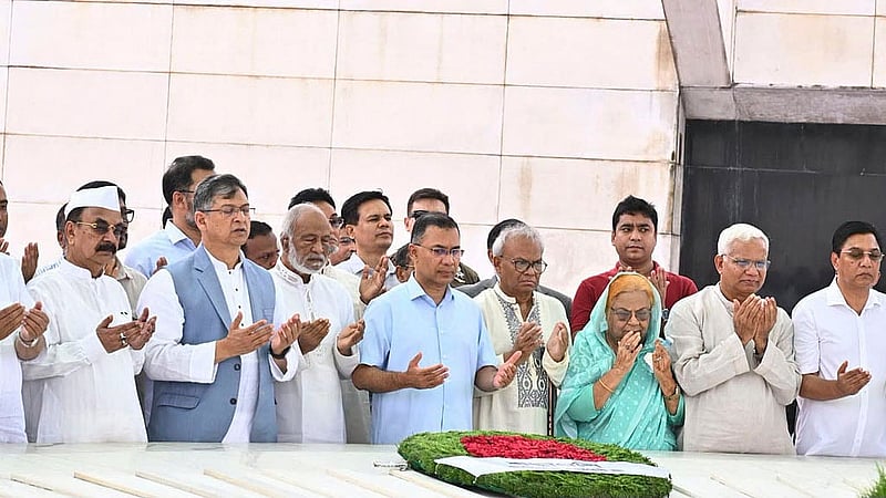 বিএনপির ৪৮তম প্রতিষ্ঠাবার্ষিকী উপলক্ষে মঙ্গলবার সাবেক রাষ্ট্রপতি জিয়াউর রহমান ও সাবেক প্রধানমন্ত্রী খালেদা জিয়ার কবরে শ্রদ্ধা নিবেদন শেষে মোনাজাতে অংশ নেন প্রধানমন্ত্রী তারেক রহমান
