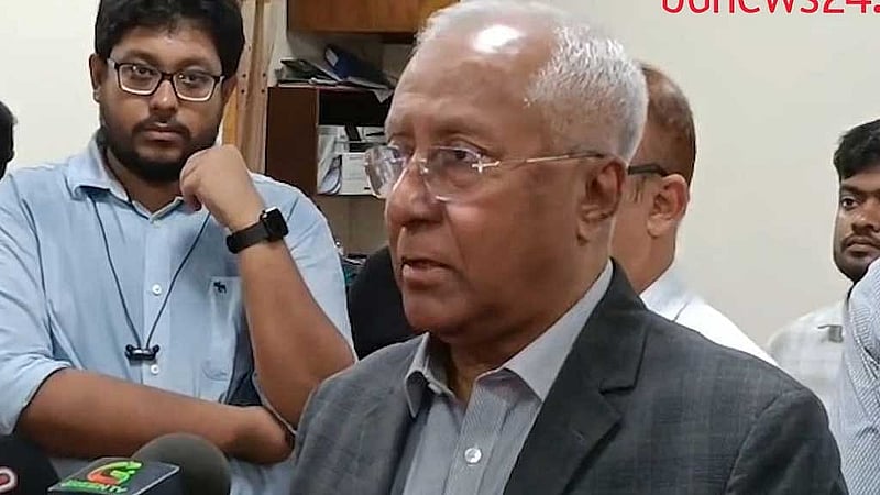 রাষ্ট্রপতি নির্বাচন কীভাবে হবে, সাংবাদিকদের কাছে তা বিস্তারিত তুলে ধরেন নির্বাচন কমিশন সচিবালয়ের সচিব আখতার আহমেদ।
