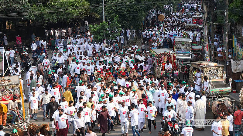 রাজধানী ঢাকার ৪১৬ বছর পূর্তি উপলক্ষে ‘হৃদয়ে ঢাকা ৪১৬’ উৎসব উদযাপন করছে ঢাকা দক্ষিণ সিটি করপোরেশন। এর অংশ হিসেবে শুক্রবার বর্ণাঢ্য শোভাযাত্রা বের করা হয়