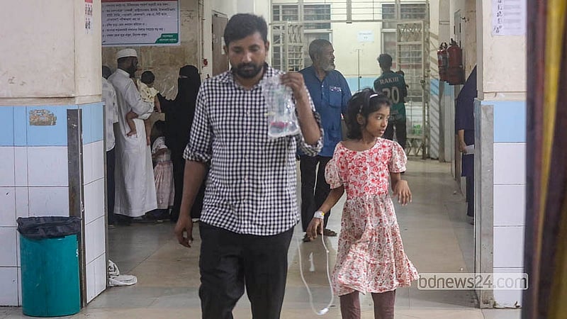 রাজধানীর বাসাবো নন্দীপাড়ার ডেঙ্গু আক্রান্ত শিশু তোহা স্যালাইন হাতে বাবার সঙ্গে ঘুরছেন হাসপাতল ফ্লোরে