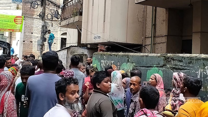 বাড়ির সামনে উৎসুক জনতার ভিড়