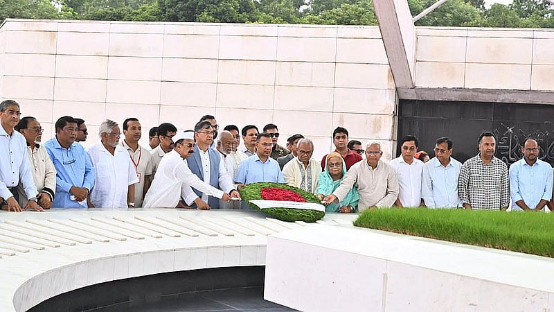 বিএনপির ৪৮তম প্রতিষ্ঠাবার্ষিকী উপলক্ষে মঙ্গলবার সাবেক রাষ্ট্রপতি জিয়াউর রহমান ও সাবেক প্রধানমন্ত্রী খালেদা জিয়ার কবরে শ্রদ্ধা জানান দলের চেয়ারম্যান তারেক রহমান