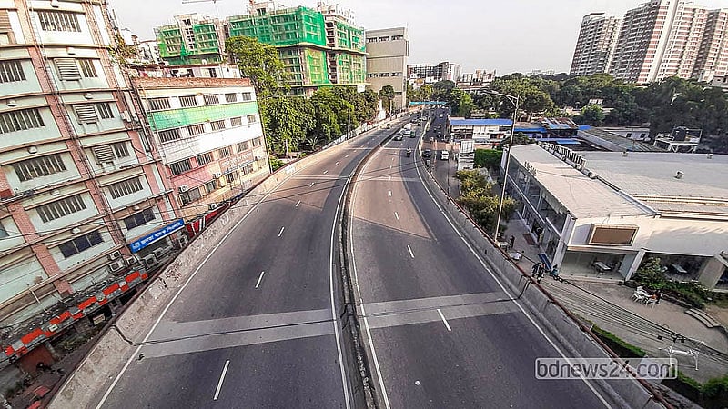 ঢাকার মগবাজার-মৌচাক ফ্লাইওভারে বেশির ভাগ সময়ই যানবাহনের চাপ থাকে। কিন্তু সোমবার প্রায় ফাঁকাই ছিল