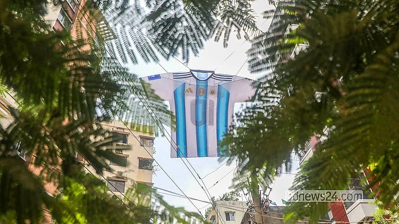 রাজধানীর মিরপুরের ইব্রাহীমপুরের সরকারি প্রাইমারি স্কুল সড়কে আর্জেন্টিনা ফুটবল দলের বিশাল জার্সি ঝোলানো হয়েছে