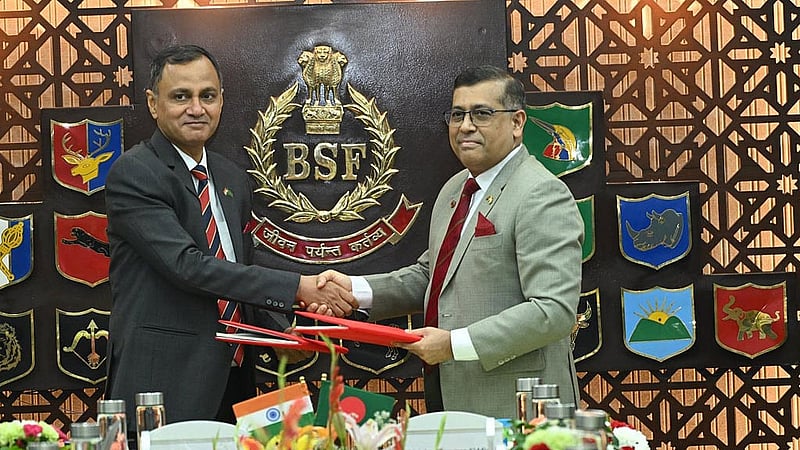 দিল্লিতে সীমান্ত সম্মেলনে বিজিবি মহাপরিচালক মেজর জেনারেল মোহাম্মদ আশরাফুজ্জামান সিদ্দিকী ও বিএসএফ মহাপরিচালক প্রবীণ কুমার।  
