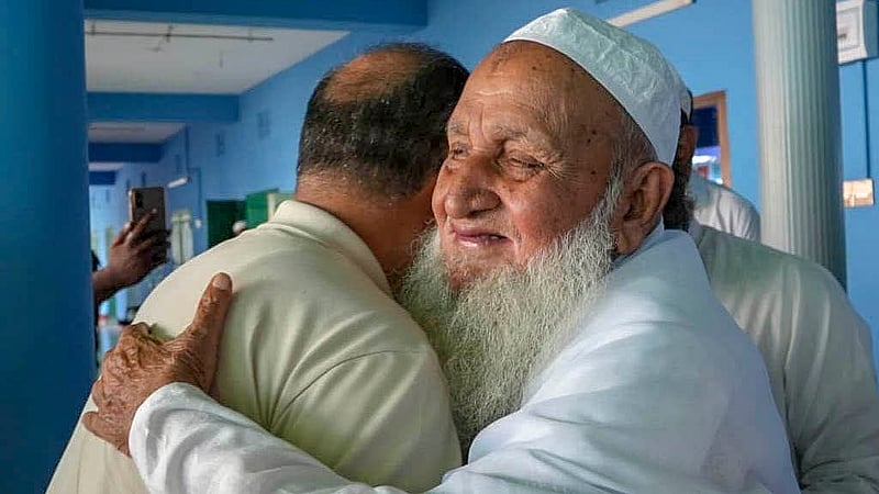 চট্টগ্রামের ফটিকছড়ির আল-জামিয়াতুল ইসলামিয়া আজিজুল উলুম বাবুনগর মাদ্রাসায় পৌঁছালে প্রধানমন্ত্রী তারেক রহমানকে জড়িয়ে ধরেন হেফাজতে ইসলাম বাংলাদেশের আমির শাহ মুহিব্বুল্লাহ বাবুনগরী