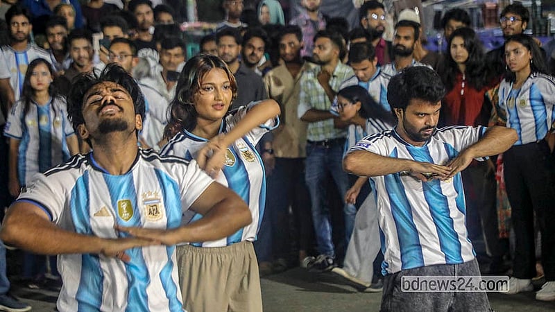 লিওনেল মেসির জন্মবার্ষিকী উদযাপনে ঢাকা বিশ্ববিদ্যালয়ে ফ্ল্যাশমব করেন আর্জেন্টিনা সমর্থকরা