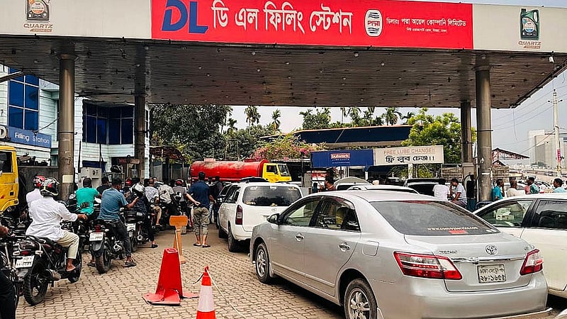 একে তো যুদ্ধের প্রভাব আছেই, তার উপর বেড়েছে জ্বালানি চাহিদা। ফলে আমদানি ব্যয় রেকর্ড বেড়েছে।