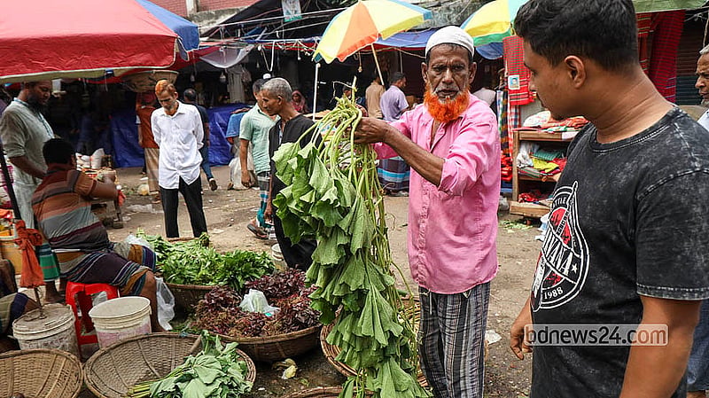 রাজধানীর কারওয়ান বাজারে মঙ্গলবার লাউ শাকের আঁটি বিক্রি হচ্ছে ৪০ টাকায়, লাল শাক ২০ টাকায়, পুঁইশাকও ২০ টাকা দরে; আর কলমি শাকের জোড়া আঁটির দাম ৩০ টাকা