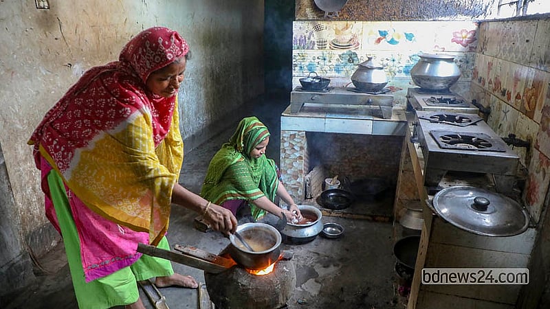 গ্যাসের সরবরাহ না থাকায় ঢাকার নামা শ্যামপুর এলাকার অনেক বাড়িতেও রান্না চলছে লাকড়ির চুলায়