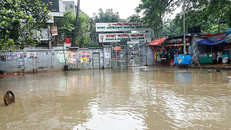 মৌসুমি বায়ুর প্রভাবে কয়েক দিন ধরে বৃষ্টি ঝরছে ঢাকায়। দুর্বল নিষ্কাশন ব্যবস্থার কারণে হাঁটু সমান পানি জমেছে ঢাকা মেডিকেল কলেজ হাসপাতালের বহির্বিভাগের সামনের সড়কে