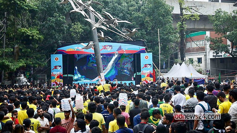 বড় পর্দায় ব্রাজিল বনাম হাইতির খেলা দেখতে শনিবার সকালে ঢাকা বিশ্ববিদ্যালয়ের টিএসসির পায়রা চত্বরে সমর্থকদের উপচে পড়া ভিড়। বিশ্বকাপের ‘সি’ গ্রুপের ম্যাচে হাইতিকে ৩-০ গোলে হারায় ব্রাজিল। একাদশে ফেরার ম্যাচে জোড়া গোল করেন মাতেউস কুইয়া, বাকি গোলটি আসে ভিনিসিউস জুনিয়রের পা থেকে