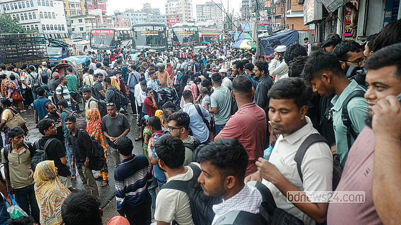 ঈদের লম্বা ছুটি ঘিরে কয়েক দিন ধরেই ঢাকা ছাড়ছে মানুষ। মঙ্গলবার দোলাইরপাড়ে বাসের অপেক্ষায় দক্ষিণাঞ্চলের যাত্রীরা