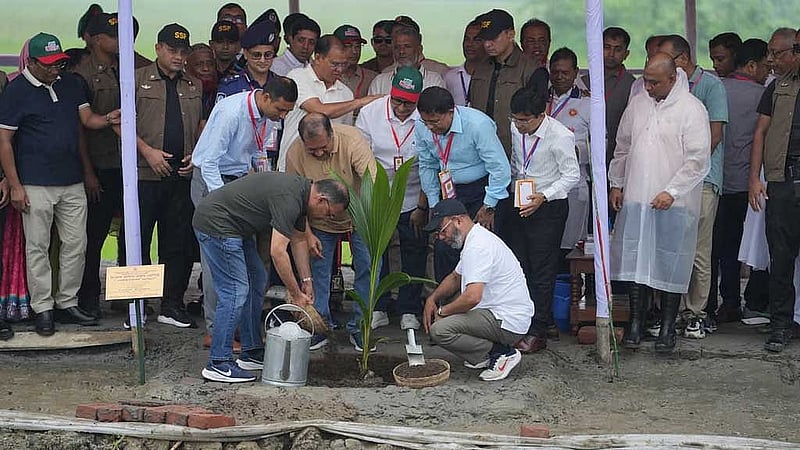 সোমবার সকালে বরিশালের গৌরনদী উপজেলার সরিকল-বাটাজোর খালের পাড়ে বৃক্ষরোপণ কর্মসূচির উদ্বোধন করেন প্রধানমন্ত্রী তারেক রহমান। ছবি: পিআইডি