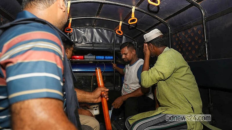 ধানমন্ডির তাকওয়া মসজিদে তোফায়েল আহমেদের প্রথম জানাজা শেষে তার মরদেহ স্কয়ার হাসপাতালে নেওয়ার পথে নেতাকর্মীরা স্লোগান দিলে বেশ কয়েকজনকে আটক করে পুলিশ।