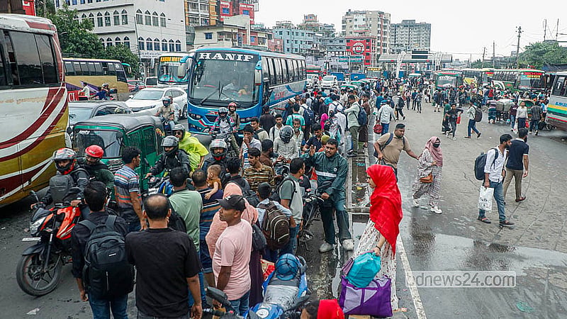 রাজধানীর দোলাইরপাড়ে মঙ্গলবার বাসের অপেক্ষায় সড়ক বিভাজকের মাঝে দাঁড়িয়ে যাত্রীরা