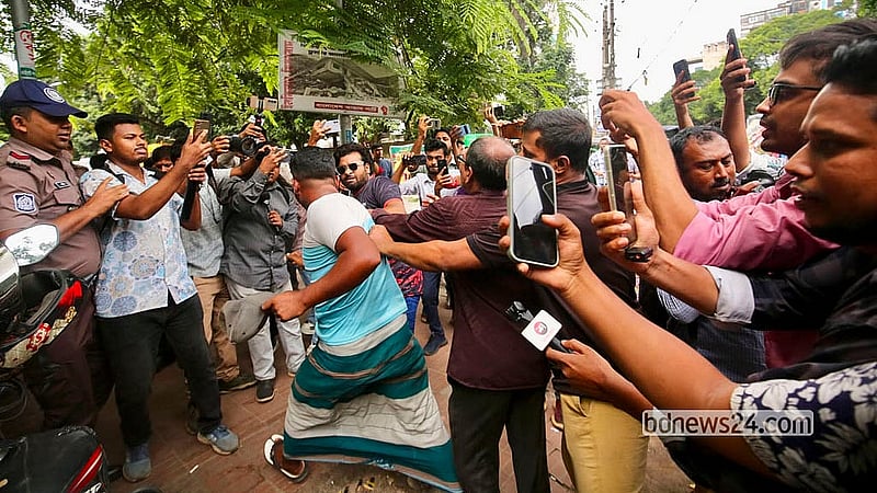 বঙ্গবন্ধু শেখ মুজিবুর রহমানের শাহাদৎ বার্ষিকীতে ধানমন্ডি ৩২ নম্বরে ফুল দিতে আসা এক ব্যক্তিকে বহনকারী রিকশাওয়ালাকে মারধর করে জুলাই যোদ্ধা পরিচয়ধারী একদল তরুণ