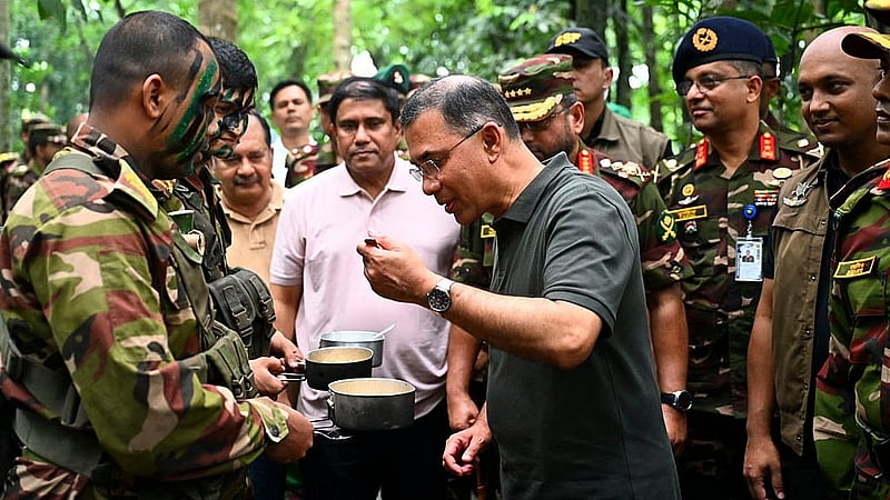 বরিশালের বাবুগঞ্জে সোমবার সেনাবাহিনীর গ্রীষ্মকালীন মহড়া পরিদর্শনকালে প্রধানমন্ত্রী তারেক রহমান সেনা সদস্যদের জন্য যুদ্ধক্ষেত্রের পরিবেশে তাৎক্ষণিকভাবে রান্না করা খাবার খান