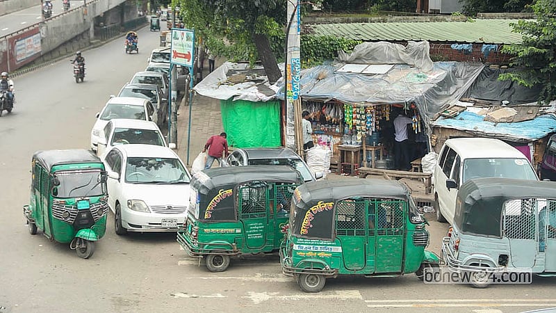 রাজধানীর তেজগাঁও সাতরাস্তা এলাকার একটি সিএনজি স্টেশনের সামনে বুধবার গ্যাসের জন্য দীর্ঘ সময় লাইনে অপেক্ষা করতে দেখা যায় সিএনজি অটোরিকশা ও  প্রাইভেটকার চালকদের