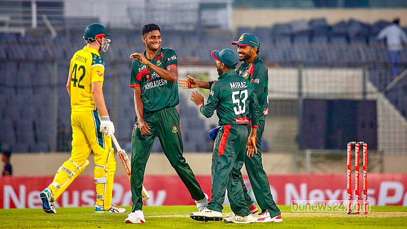 লিয়াম স্কটের উইকেট নেওয়ার পর সতীর্থদের সঙ্গে নাহিদ রানার উদযাপন