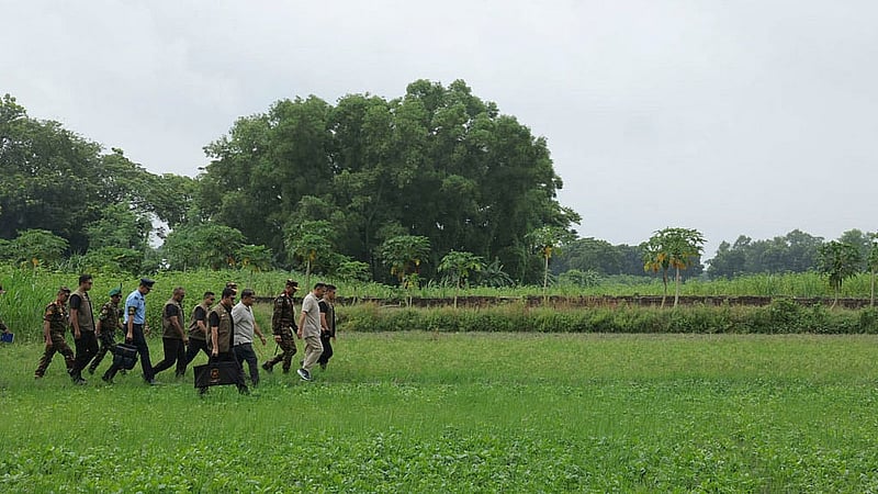 মানিকগঞ্জের সিংগাইরে মঙ্গলবার সেনাবাহিনীর গ্রীষ্মকালীন মহড়া পরিদর্শনের সময় ‘ফার্ম বেস’-এর বিভিন্ন অংশ ঘুরে দেখেন প্রধানমন্ত্রী তারেক রহমান