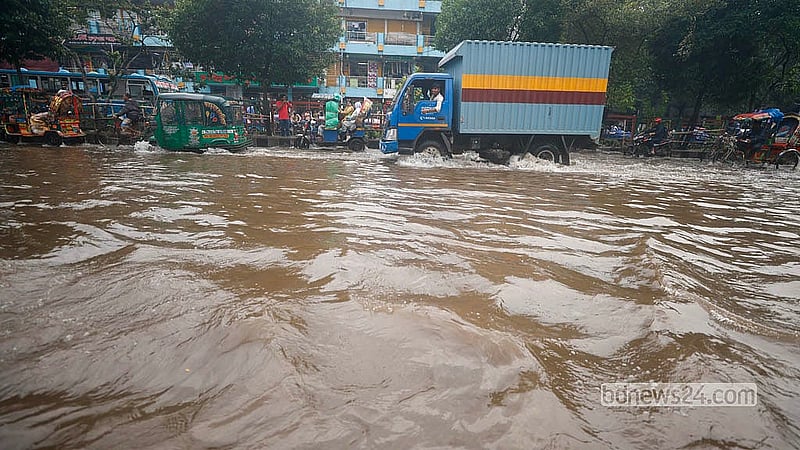 ভারি বর্ষণে রাজধানীর বিভিন্ন এলাকার মতো নিউ মার্কেট এলাকাও জলমগ্ন হয়ে পড়ে।