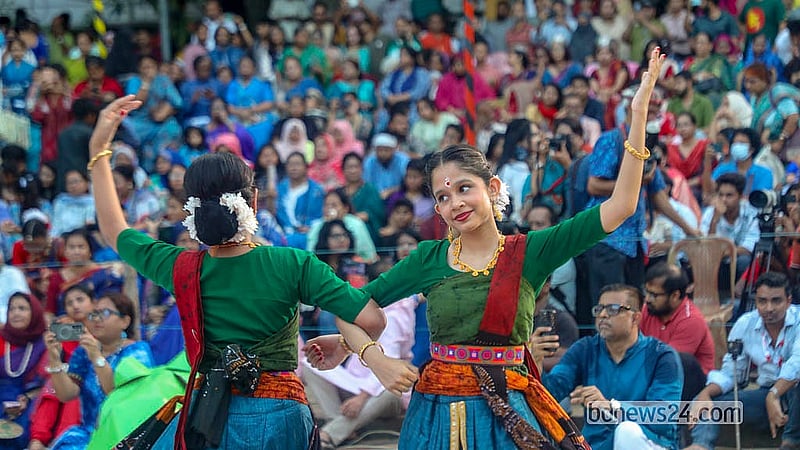 বর্ষামঙ্গল উৎসবে নৃত্য পরিবেশন করছেন শিল্পীরা। শনিবার রাজধানীর ধানমন্ডির রবীন্দ্র সরোবরের মুক্তমঞ্চে এ অনুষ্ঠানের আয়োজন করে বর্ষা মঙ্গল পর্ষদ