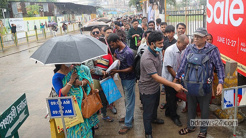 ট্যুরিস্ট ভিসা আবেদন জমা দিতে যমুনা ফিউচার পার্কের ভিসা কেন্দ্রের দীর্ঘ লাইনে দাঁড়িয়ে অপেক্ষা করছেন ভিসা প্রার্থীরা