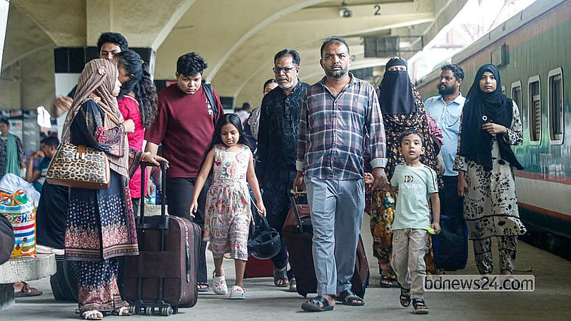 ঈদ উদযাপনে গ্রামে ফেরার আনন্দে শিশুরা। শুক্রবার কমলাপুর রেলওয়ে স্টেশনে তোলা