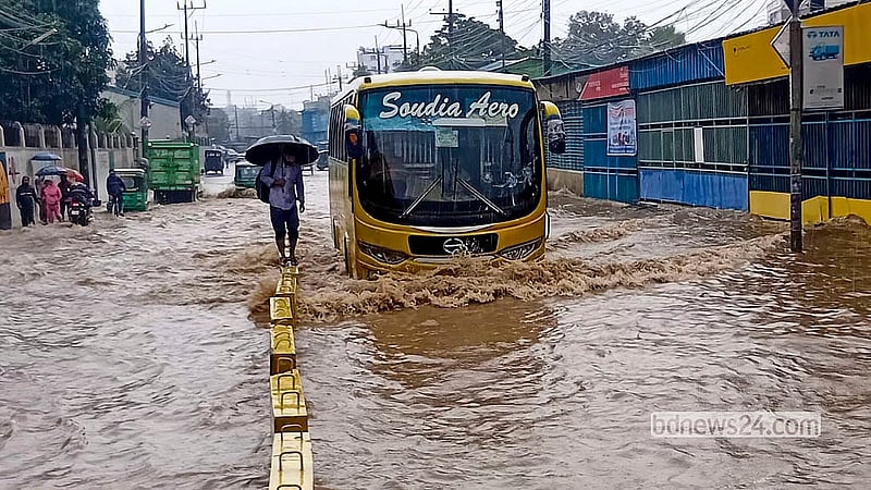 টানা ভারি বর্ষণে প্লাবিত বন্দরনগরী চট্টগ্রামের ইস্পাহানি এলাকা